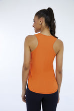 Laden Sie das Bild in den Galerie-Viewer, Model Back: Alto Giro Fitness Haut Regata Skin Fit Inspiracional Laranja Orangeade