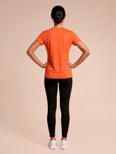 Laden Sie das Bild in den Galerie-Viewer, Model Back: Uv Line Haut De Plage T-Shirt Uvpro Fem Pitanga Upf50+