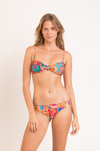Laden Sie das Bild in den Galerie-Viewer, Model Front: Rio De Sol Ensemble Set Love-Trip Bandeau-Joy Essential-Comfy