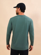Laden Sie das Bild in den Galerie-Viewer, Model Back: Uv Line T-Shirt Longsleeve New Fit Textura Masc Verde Jade Upf50+