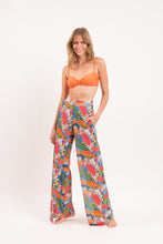 Laden Sie das Bild in den Galerie-Viewer, Model Front: Rio De Sol Pantalon De Plage Jungle Wide Pants