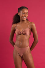 Laden Sie das Bild in den Galerie-Viewer, Image 08: Rio De Sol Ensemble Set Shimmer-Copper Bandeau-Joy Nice-Fio