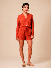 Laden Sie das Bild in den Galerie-Viewer, Model Front: Uv Line Chemise Shirt Bella Pitanga Upf50+