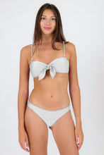 Laden Sie das Bild in den Galerie-Viewer, Model Front: Rio De Sol Bas Bottom Shimmer-White Essential