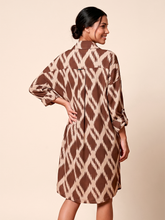 Carica l'immagine nel visualizzatore di Gallery, Model Back: Uv Line Chemise Shirtdress Ipanema Diamond Upf50+