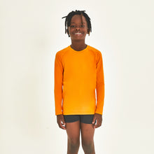 Laden Sie das Bild in den Galerie-Viewer, Model Front: Uv Line T-Shirt Longsleeve Uprpo Inf Amarelo Queimado Upf50+