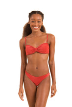 Laden Sie das Bild in den Galerie-Viewer, Model Front: Rio De Sol Ensemble Set Malibu-Chili Balconet Essential-Comfy