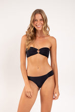 Laden Sie das Bild in den Galerie-Viewer, Model Front: Rio De Sol Ensemble Set Malibu-Black Mavi Baobi