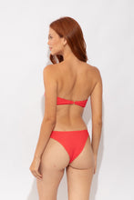 Laden Sie das Bild in den Galerie-Viewer, Model Back: Rio De Sol Bas Bottom Cali-Flamingo Leblon