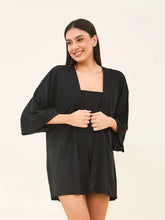 Laden Sie das Bild in den Galerie-Viewer, Model Front: Uv Line Robe De Plage Kimono Color Black Upf50+