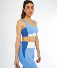Carica l'immagine nel visualizzatore di Gallery, Model Front: Alto Giro Fitness Haut Top Blackout Cos Anatomico Azul Soft