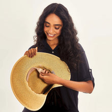 Laden Sie das Bild in den Galerie-Viewer, Image 05: Uv Line Chapeau Souple/Capeline Hat Santorini Imp Fem Wheat Upf50+