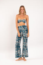 Laden Sie das Bild in den Galerie-Viewer, Model Front: Rio De Sol Pantalon De Plage Azule Murana Pants