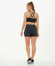 Laden Sie das Bild in den Galerie-Viewer, Model Back: Alto Giro Fitness Bas Shorts Bahamas Elastic Transpassado Preto