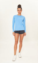Laden Sie das Bild in den Galerie-Viewer, Model Front: Uv Line T-Shirt Camiseta Uv X Pro Ml Azul Claro Upf50+