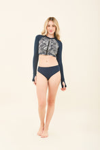 Laden Sie das Bild in den Galerie-Viewer, Model Front: Uv Line Ensemble Set Dalia Marinho Upf50+