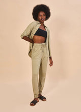 Laden Sie das Bild in den Galerie-Viewer, Model Front: Uv Line Chemise Shirt Copa Sand Upf50+