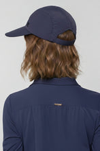 Laden Sie das Bild in den Galerie-Viewer, Model Back: Uv Line Casquette Visor Capri Colors Nac Fem Navy Blue Upf50+