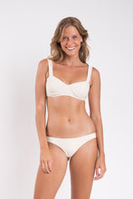 Laden Sie das Bild in den Galerie-Viewer, Model Front: Rio De Sol Ensemble Set Malibu-Natural Amelia Essential