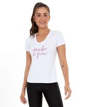 Carica l'immagine nel visualizzatore di Gallery, Model Front: Alto Giro Fitness Haut T-Shirt Skin Fit Make It Fun Branco Optico