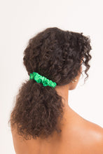 Laden Sie das Bild in den Galerie-Viewer, Model Front: Rio De Sol Chouchou Dots-Energy Scrunchie