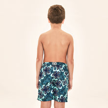 Laden Sie das Bild in den Galerie-Viewer, Model Back: Uv Line Maillot De Bain Garçon Shorts Aqua Hibiscus Kids Upf50+
