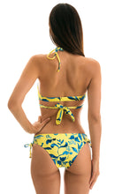 Laden Sie das Bild in den Galerie-Viewer, Model Back: Rio De Sol Haut Top Lemon Flower Transpassado