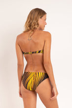Laden Sie das Bild in den Galerie-Viewer, Model Back: Rio De Sol Haut Top Luxor Bandeau-Joy