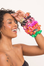 Laden Sie das Bild in den Galerie-Viewer, Image 06: Rio De Sol Chouchou Dots-Energy Scrunchie