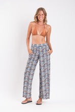 Laden Sie das Bild in den Galerie-Viewer, Model Front: Rio De Sol Pantalon De Plage Ikat Wide Pants