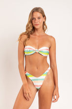 Laden Sie das Bild in den Galerie-Viewer, Model Front: Rio De Sol Haut Top Revelry Bandeau-Joy