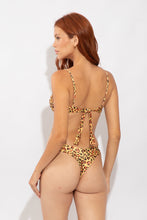 Laden Sie das Bild in den Galerie-Viewer, Model Back: Rio De Sol Haut Top Yellow-Feline Zaya