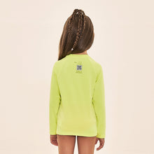 Laden Sie das Bild in den Galerie-Viewer, Model Back: Uv Line T-Shirt Acqua Qr Code Amarelo Fluor Upf50+