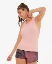 Charger l'image dans la galerie, Model Front: Alto Giro Fitness Haut Regata Speed Detalhe Vazado Costas Coral Cream