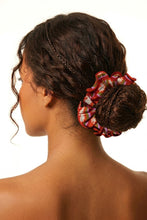 Laden Sie das Bild in den Galerie-Viewer, Model Front: Rio De Sol Chouchou Floral-Scales Scrunchie