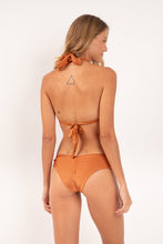 Laden Sie das Bild in den Galerie-Viewer, Model Back: Rio De Sol Ensemble Set Shimmer-Nocciola Mel