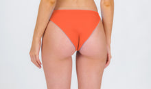 Carica l'immagine nel visualizzatore di Gallery, Model Back: Rio De Sol Bas Bottom Light-Peach Essential-Comfy