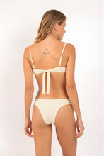 Laden Sie das Bild in den Galerie-Viewer, Model Back: Rio De Sol Ensemble Set Brisa-Offwhite Juliette Essential