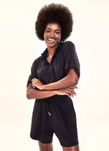 Laden Sie das Bild in den Galerie-Viewer, Model Front: Uv Line Fitness Bas Shorts Fem Basic Black Upf50+