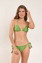 Laden Sie das Bild in den Galerie-Viewer, Model Front: Rio De Sol Haut Top Shimmer-Botanica Frufru
