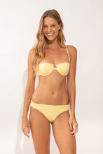 Laden Sie das Bild in den Galerie-Viewer, Model Front: Rio De Sol Bas Bottom Drift-Butterglow Essential-Comfy