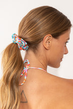 Laden Sie das Bild in den Galerie-Viewer, Model Front: Rio De Sol Chouchou Ditsy-Sky Scrunchie
