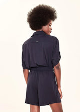 Laden Sie das Bild in den Galerie-Viewer, Model Back: Uv Line Fitness Bas Shorts Fem Basic Black Upf50+