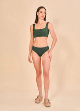 Laden Sie das Bild in den Galerie-Viewer, Model Front: Uv Line Ensemble Set Fit Color Green Cactus Upf50+