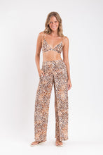 Charger l'image dans la galerie, Model Front: Rio De Sol Pantalon De Plage Leopard Wide Pants