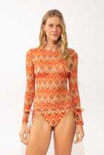 Laden Sie das Bild in den Galerie-Viewer, Model Front: Rio De Sol Haut De Plage Maracai Top Harper Long