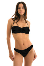 Laden Sie das Bild in den Galerie-Viewer, Model Front: Rio De Sol Haut Top Preto Bandeau-Pli