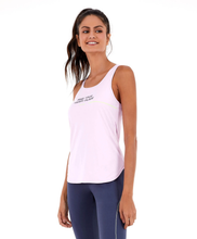 Carica l'immagine nel visualizzatore di Gallery, Model Front: Alto Giro Fitness Haut Regata Skin Fit Inspiracionais Rosa Soft
