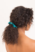 Carica l'immagine nel visualizzatore di Gallery, Model Front: Rio De Sol Chouchou Rain Scrunchie