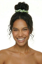 Laden Sie das Bild in den Galerie-Viewer, Model Front: Rio De Sol Chouchou Palms Scrunchie